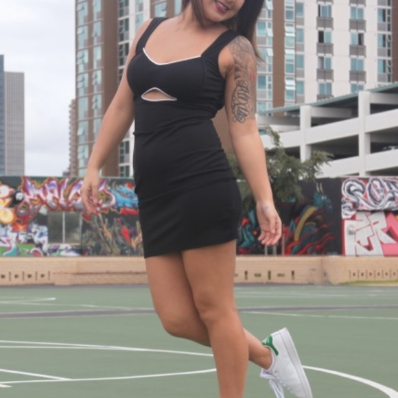 Nwt  Peek a boo cut out dress  Black  size L - Picture 3 of 3